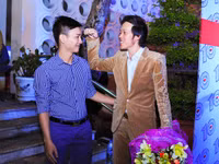 Hoài Linh hài hước định “cốc đầu” con trai nuôi đáng yêu của mình