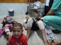 Máu thấm đỏ trường học Liên Hợp Quốc ở Gaza ảnh 10