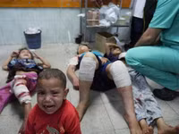 Máu thấm đỏ trường học Liên Hợp Quốc ở Gaza ảnh 10