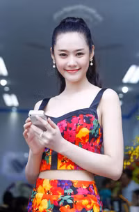 Ngọc Trinh trắng tinh mừng "cô em dao kéo" chuyển nghề bán vé ảnh 3 Ngọc Trinh trắng tinh mừng "cô em dao kéo" chuyển nghề bán vé ảnh 3