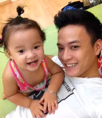 Diễn viên Hồng Đăng: 25 tuổi. Nam diễn viên điển trai Hồng Đăng là gương mặt quen thuộc với khán giả truyền hình qua nhiều bộ phim như Nhật ký Vàng Anh 2, Nhà có nhiều cửa sổ, Những người độc thân vui vẻ, Cầu vòng tình yêu. 