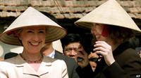 Cựu đệ nhất phu nhân Mỹ Hillary Clinton và con gái Chelsea đội nón lá truyền thống của Việt Nam trong chuyến thăm vào năm 2000 - Ảnh: Reuters