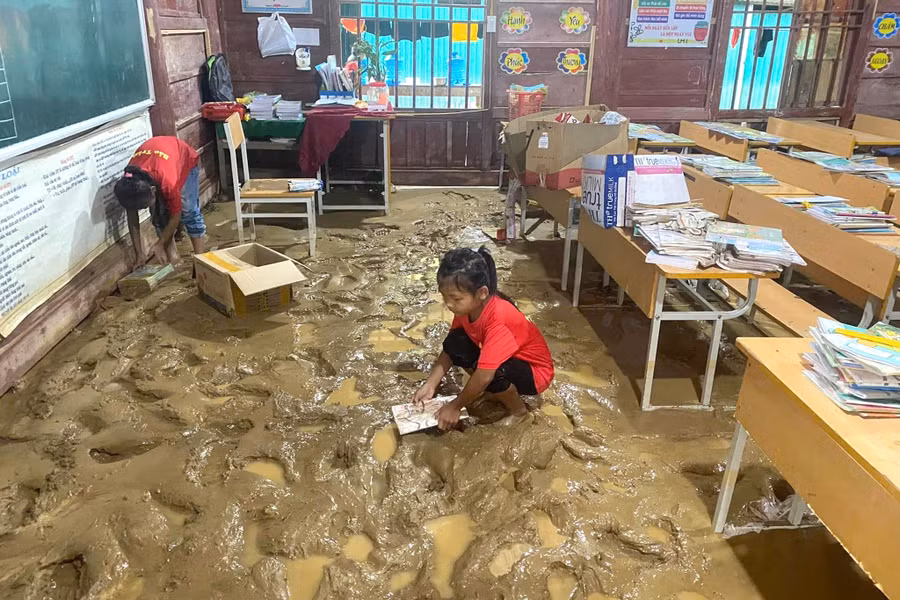 Phòng học bị bùn đất tràn vào khiến nhiều sách vở, đồ dùng học tập bị hư hỏng.