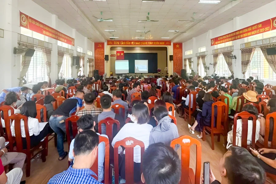 Hội trường UBND xã Nghi Phong (huyện Nghi Lộc, Nghệ An) đông nghẹt người tham gia đấu giá đất. 