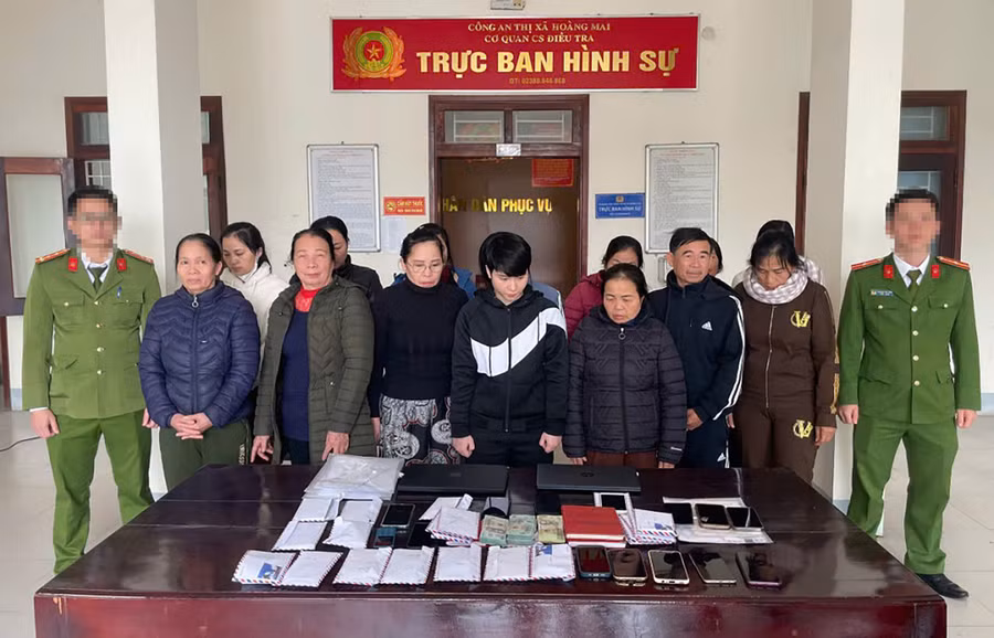 Những người trong đường dây đánh bạc bị công an bắt giữ. (Ảnh: CANA)