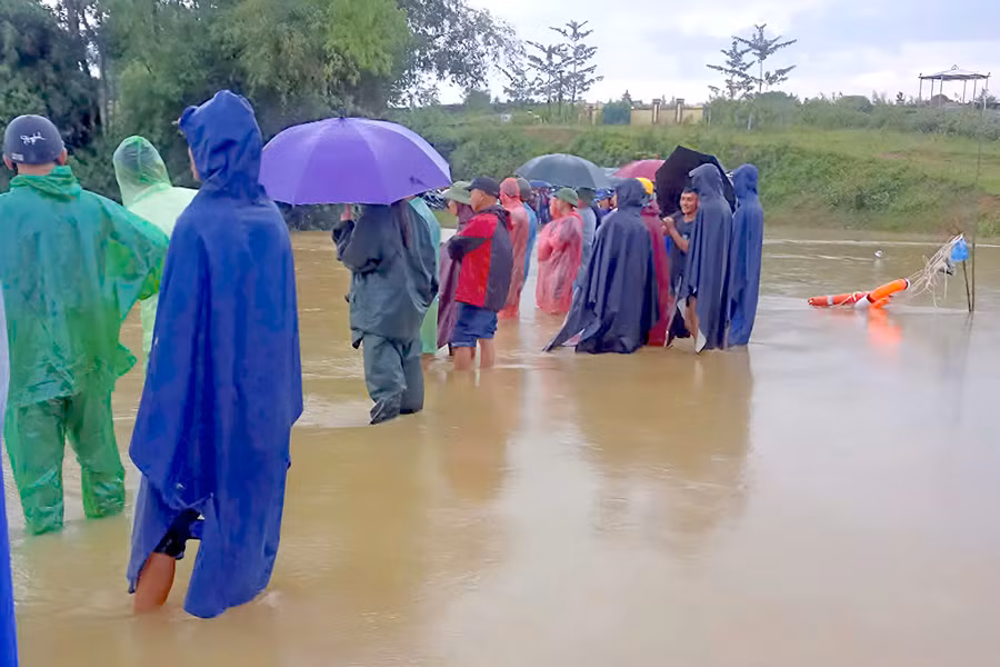 Người dân và lực lượng chức năng tìm kiếm nữ sinh bị lũ cuốn mất tích. (Ảnh: CSCC)