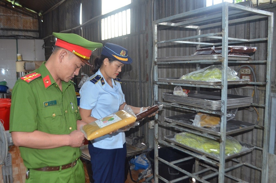 Lực lượng chức năng kiểm tra cơ sở sản xuất bánh trung thu tại thành phố Vinh. (Ảnh: CANA)