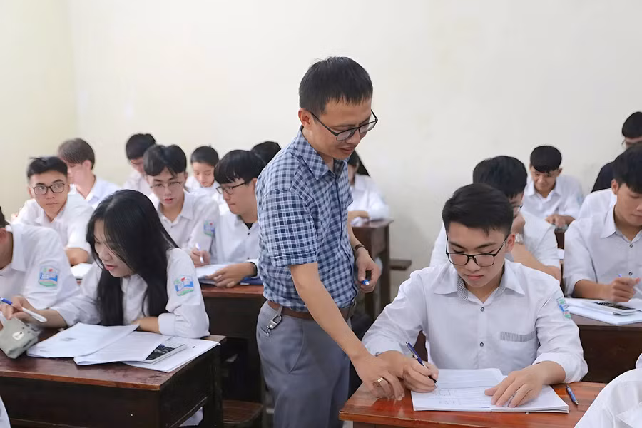 Thầy giáo Nguyễn Văn Tiến trong tiết dạy Vật lí.