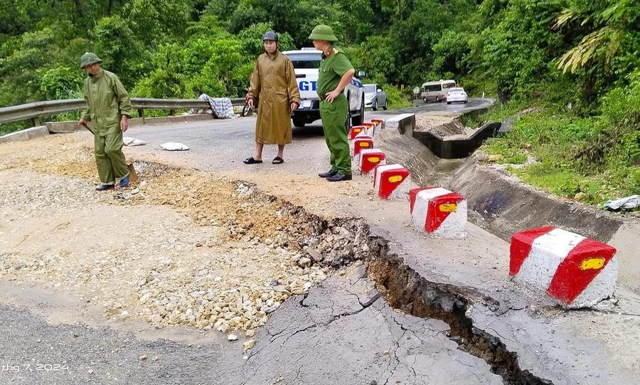 Quốc lộ 16 đoạn qua xã Châu Kim (huyện Quế Phong, Nghệ An) sụt lún, nứt gãy.