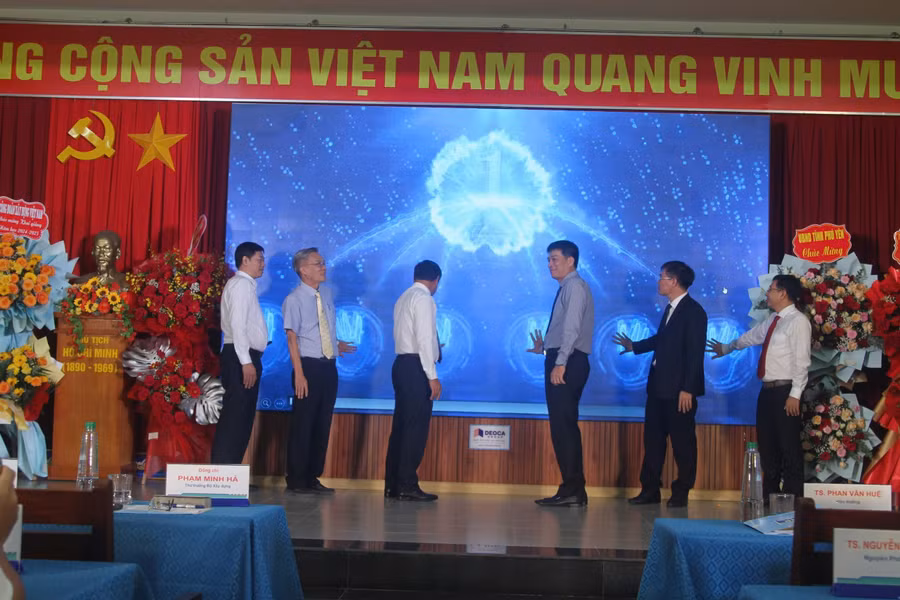 Các đại biểu nhấn nút khai giảng năm học 2024-2025.