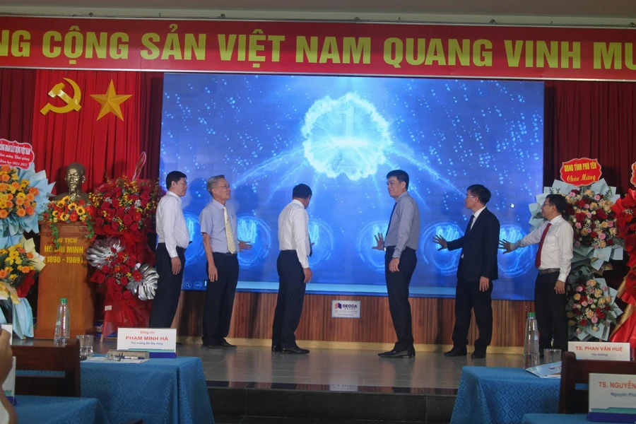 Các đại biểu nhấn nút khai giảng năm học 2024-2025.