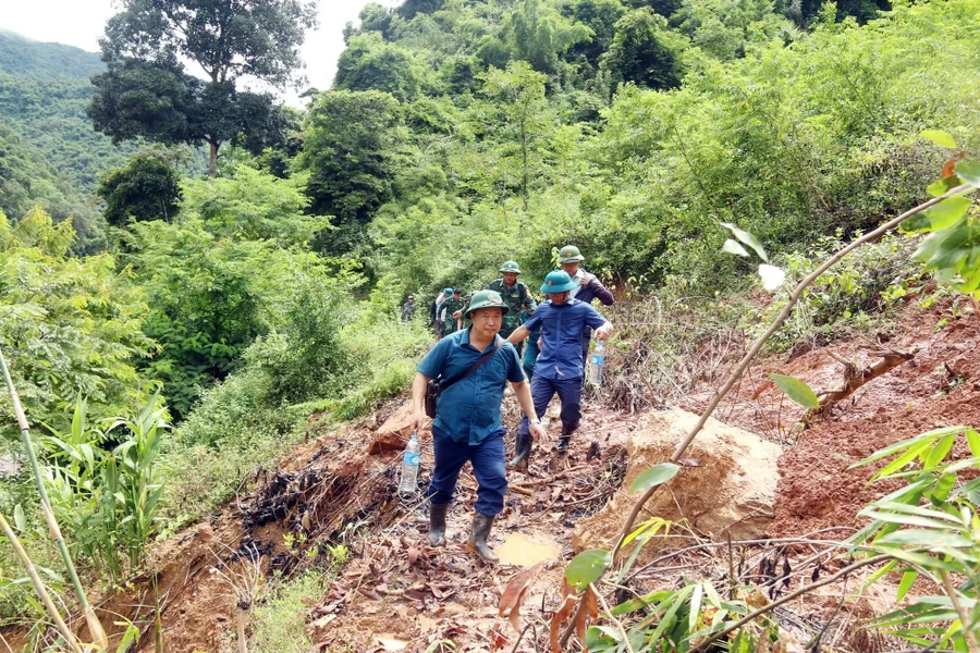 Lãnh đạo huyện Kỳ Sơn kiểm tra tình trạng sạt lở tại xã Mỹ Lý. (Ảnh: Tuyên giáo Kỳ Sơn)