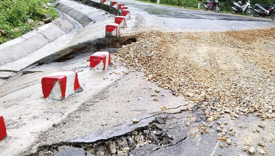 Đường sụt lún kéo dài khoảng 60m, có điểm mặt đường bị sụt lún sâu 1,7m. p5-4969.jpg