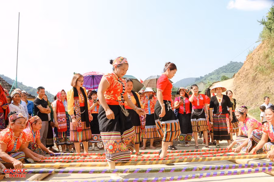 Người dân xã Lượng Minh (huyện Tương Dương, Nghệ An) vui ngày hội Đại đoàn kết toàn dân tộc.