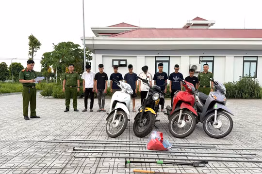Cơ quan điều tra thi hành các quyết định tố tụng. Ảnh: Công an tỉnh Hưng Yên