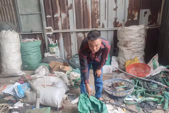 Đào Quang Quân và vật chứng của vụ án. Ảnh: FB Công an tỉnh Hưng Yên