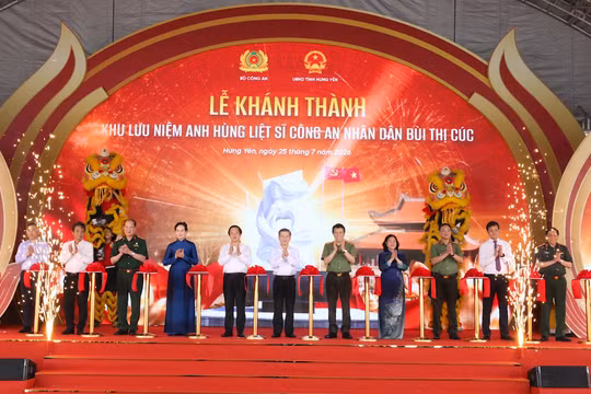 Các đại biểu thực hiện nghi thức cắt băng khánh thành công trình.