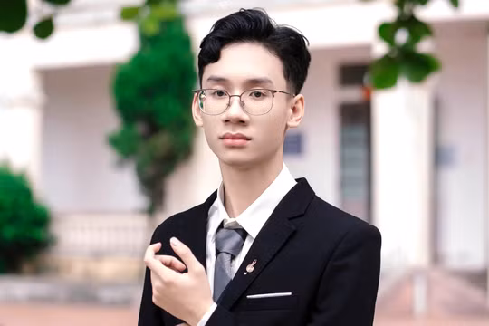 Nguyễn Văn Hưng (học sinh lớp 12A1, Trường THPT Quỳnh Thọ).
