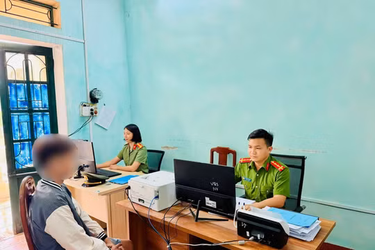 Cơ quan Công an làm việc với V.Q.H - chủ tài khoản TikTok "Vu Quang Huy". Ảnh: Công an tỉnh Hưng Yên