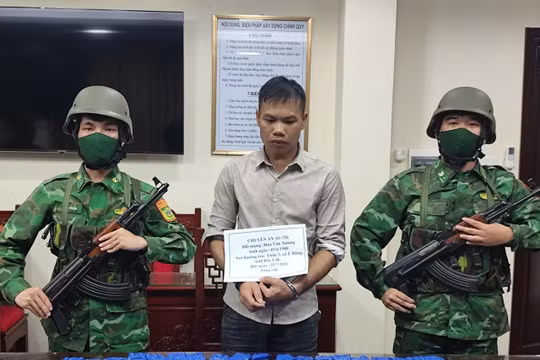 Hứa Văn Xương cùng tang vật tại cơ quan chức năng. Ảnh: Ban Chỉ huy BĐBP tỉnh Hưng Yên