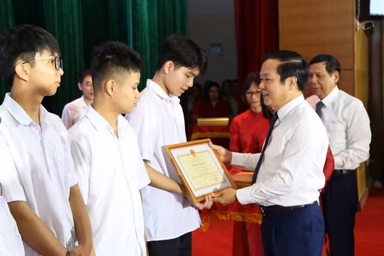 Ông Phạm Quang Ngọc, Bí thư Tỉnh ủy Hưng Yên trao Bằng khen của Bộ trưởng Bộ GD&ĐT tặng các học sinh.