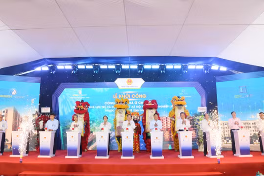 Các đại biểu thực hiện nghi thức khởi công Dự án đầu tư xây dựng Khu nhà ở xã hội phục vụ công nhân, người lao động Khu công nghiệp Liên Hà Thái. Ảnh: Tất Đạt