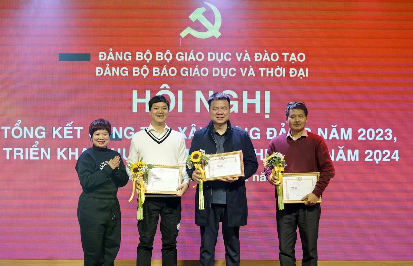 Đồng chí Phó Bí thư Đảng uỷ Báo Giáo dục và Thời đại Dương Thanh Hương trao giấy khen cho các đảng viên hoàn thành xuất sắc nhiệm vụ. Đồng chí Phó Bí thư Đảng uỷ Báo Giáo dục và Thời đại Dương Thanh Hương trao giấy khen cho các đảng viên hoàn thành xuất sắc nhiệm vụ.