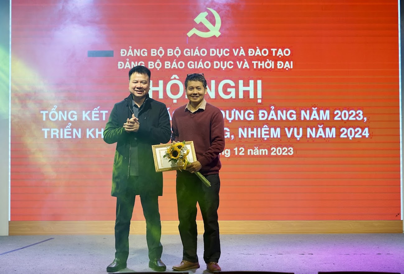 Đồng chí Bí thư Đảng uỷ Báo Giáo dục và Thời đại Triệu Ngọc Lâm trao giấy khen cho Chi bộ 3, chi bộ hoàn thành xuất sắc nhiệm vụ.