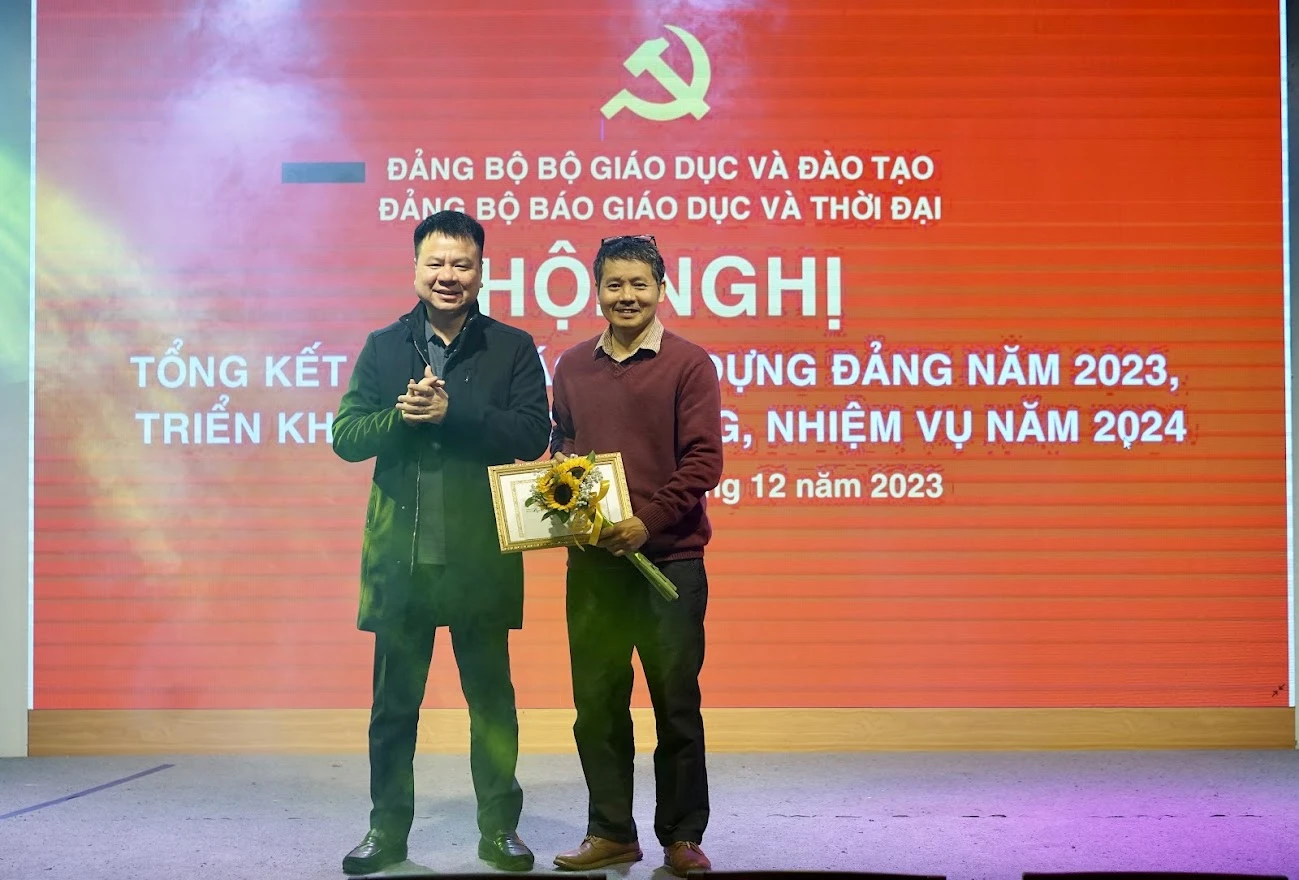 Đồng chí Bí thư Đảng uỷ Báo Giáo dục và Thời đại Triệu Ngọc Lâm trao giấy khen cho Chi bộ 3, chi bộ hoàn thành xuất sắc nhiệm vụ. Đồng chí Bí thư Đảng uỷ Báo Giáo dục và Thời đại Triệu Ngọc Lâm trao giấy khen cho Chi bộ 3, chi bộ hoàn thành xuất sắc nhiệm vụ.