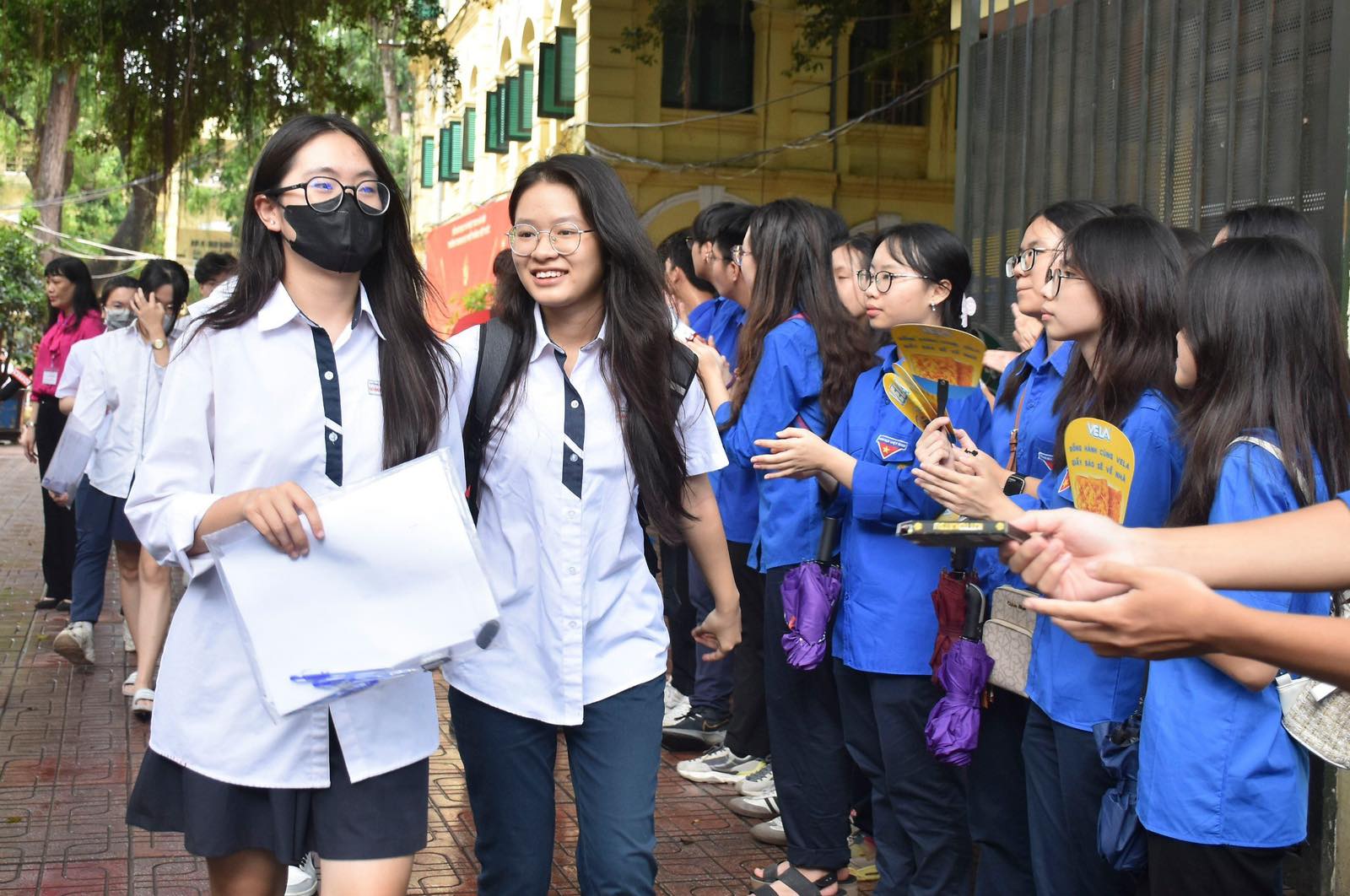 Thí sinh tại điểm thi Trường THPT Việt Đức (quận Hoàn Kiếm) rời phòng thi với tâm trạng phấn khởi. Thí sinh tại điểm thi Trường THPT Việt Đức (quận Hoàn Kiếm) rời phòng thi với tâm trạng phấn khởi.