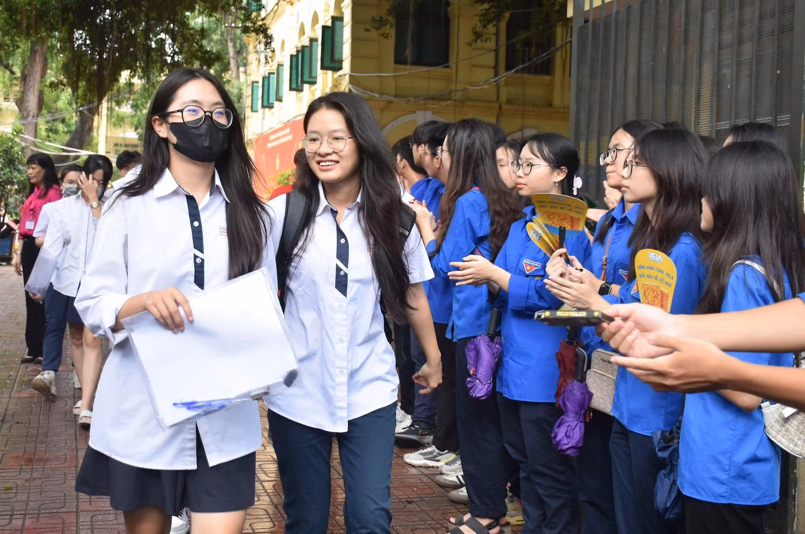 Thí sinh tại điểm thi Trường THPT Việt Đức (quận Hoàn Kiếm) rời phòng thi với tâm trạng phấn khởi.