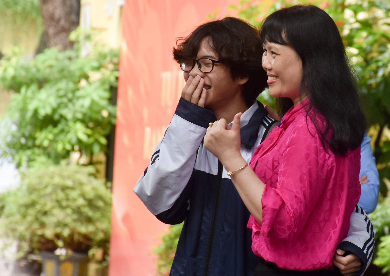 Thí sinh đến từ Trường THPT Việt Đức chia vui cùng cô hiệu trưởng Nguyễn Bội Quỳnh. Thí sinh đến từ Trường THPT Việt Đức chia vui cùng cô hiệu trưởng Nguyễn Bội Quỳnh.