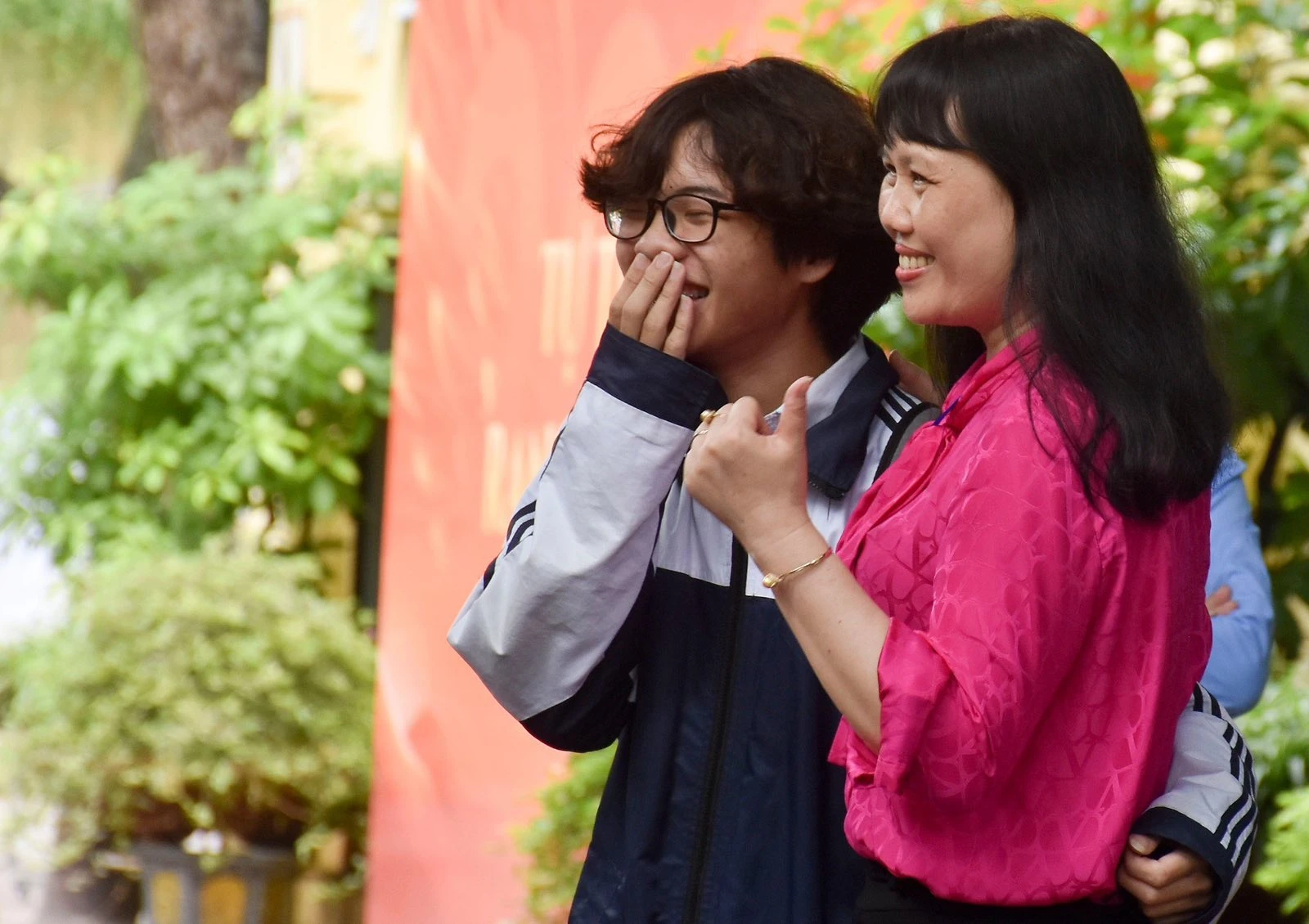 Thí sinh đến từ Trường THPT Việt Đức chia vui cùng cô hiệu trưởng Nguyễn Bội Quỳnh.