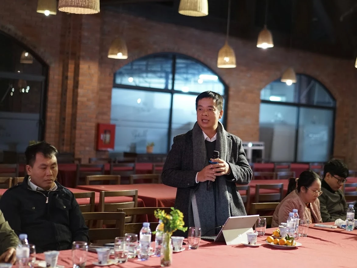 Đảng viên tham luận tại hội nghị. Đảng viên tham luận tại hội nghị.