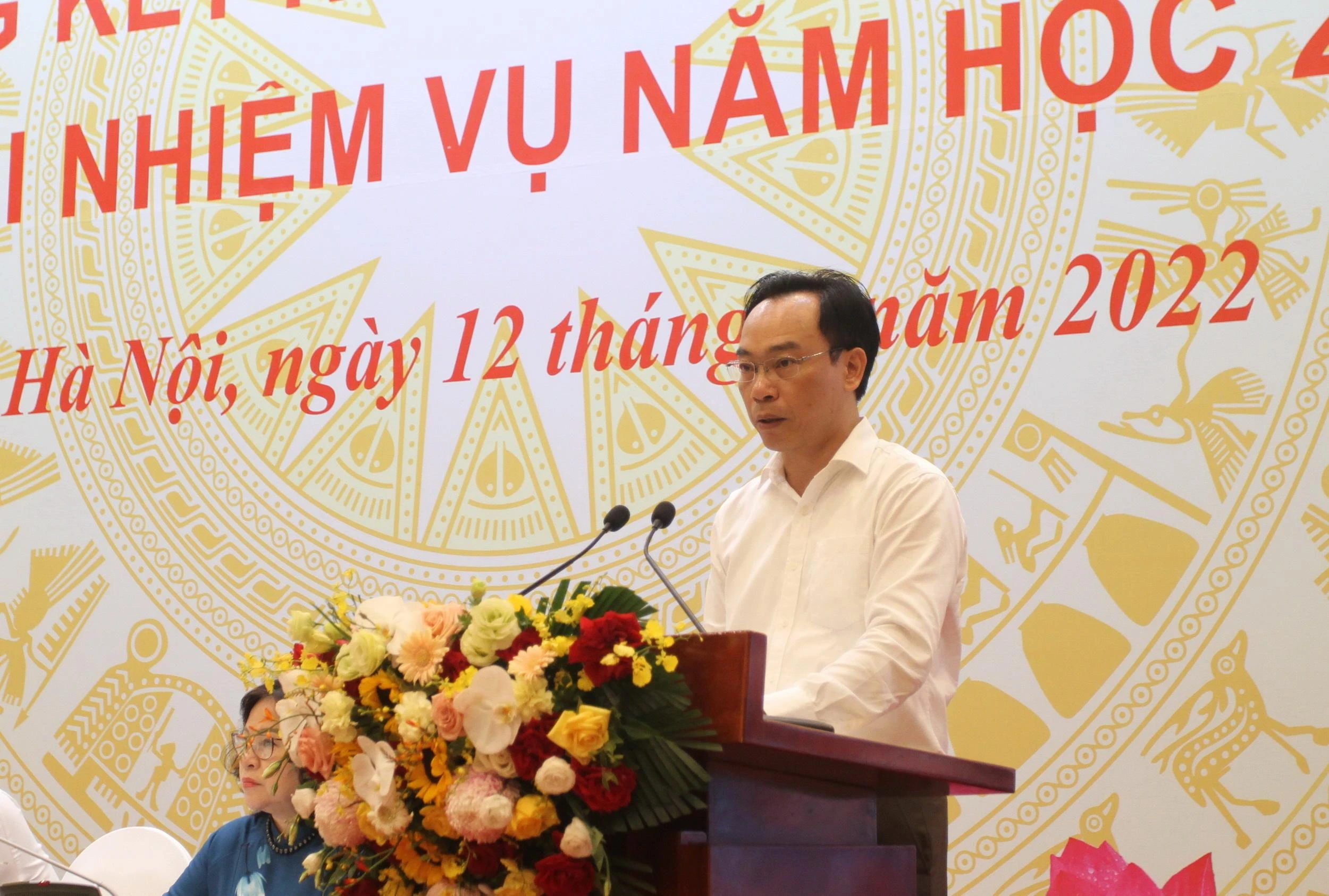 Thứ trưởng Bộ GD&ĐT Hoàng Minh Sơn báo cáo kết quả thực hiện kế hoạch nhiệm vụ năm học 2021-2022 và phương hướng, nhiệm vụ trọng tâm năm học 2022-2023 của ngành Giáo dục