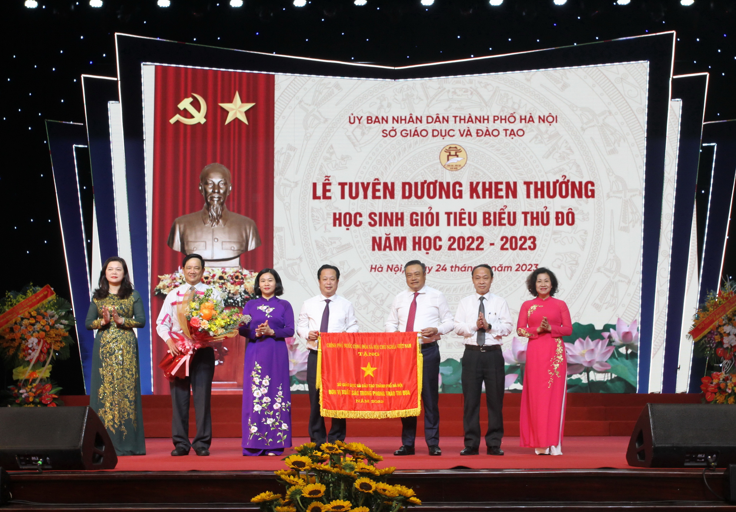 Lãnh đạo thành phố trao cờ Đơn vị xuất sắc phong trào thi đua tặng Sở GD&amp;ĐT Hà Nội.