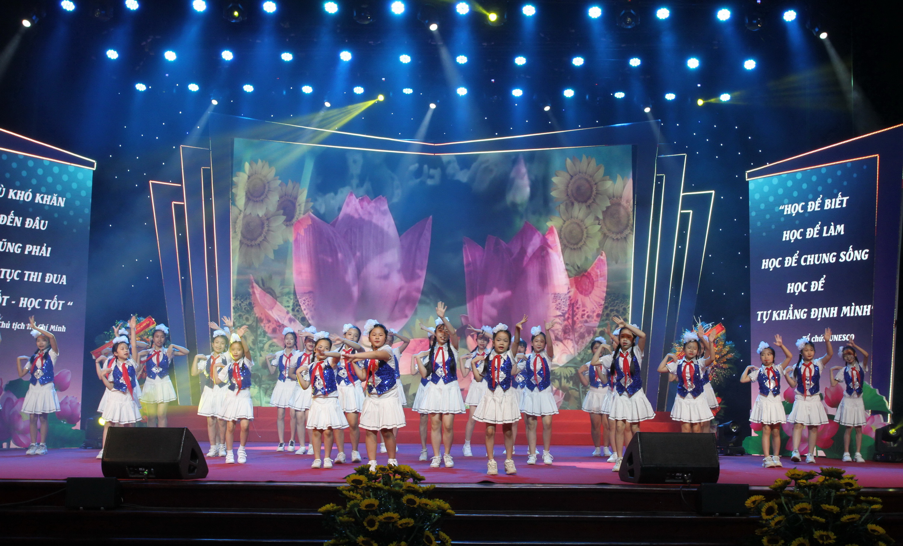 Văn nghệ chào mừng lễ tuyên dương.