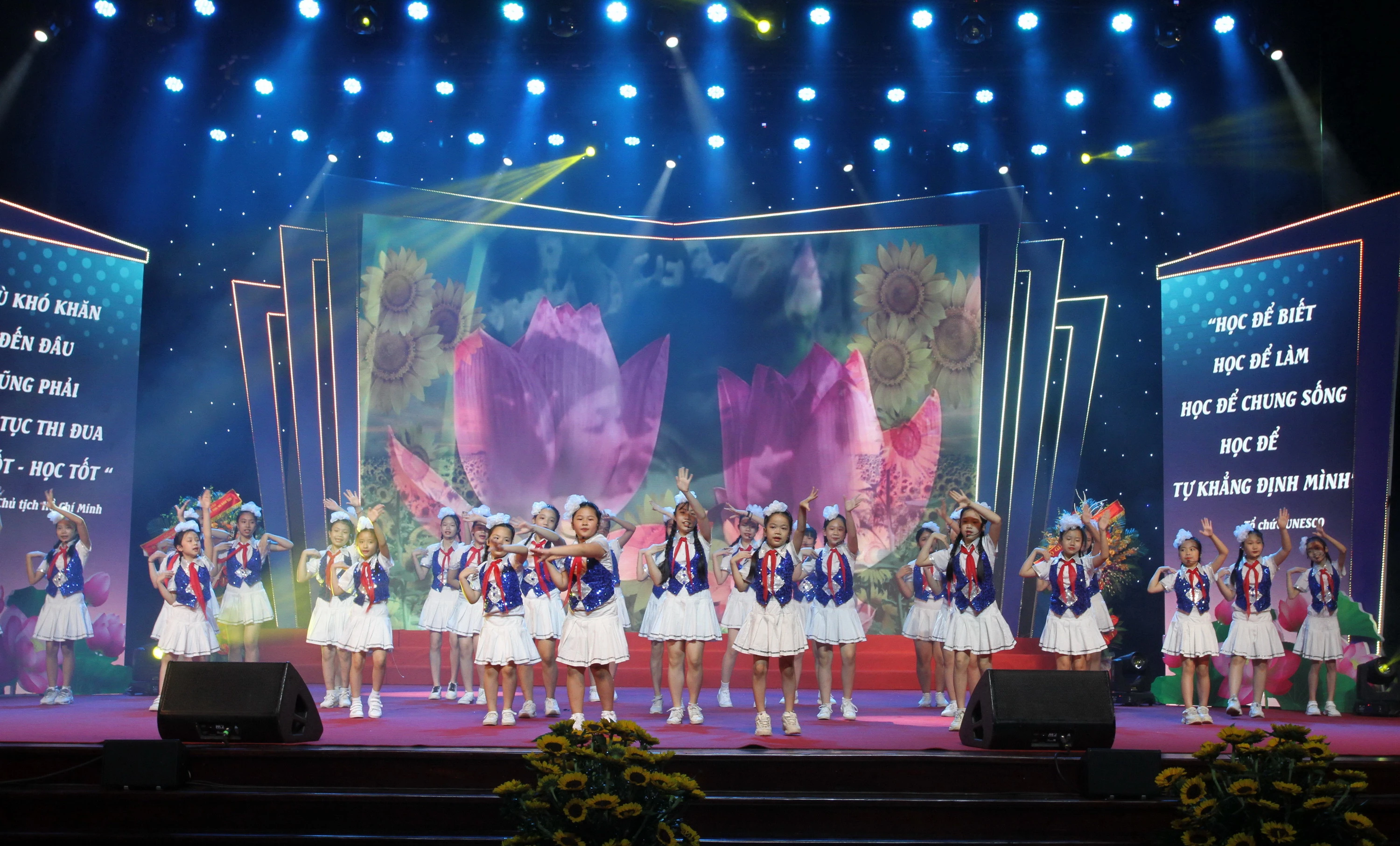 Văn nghệ chào mừng lễ tuyên dương.