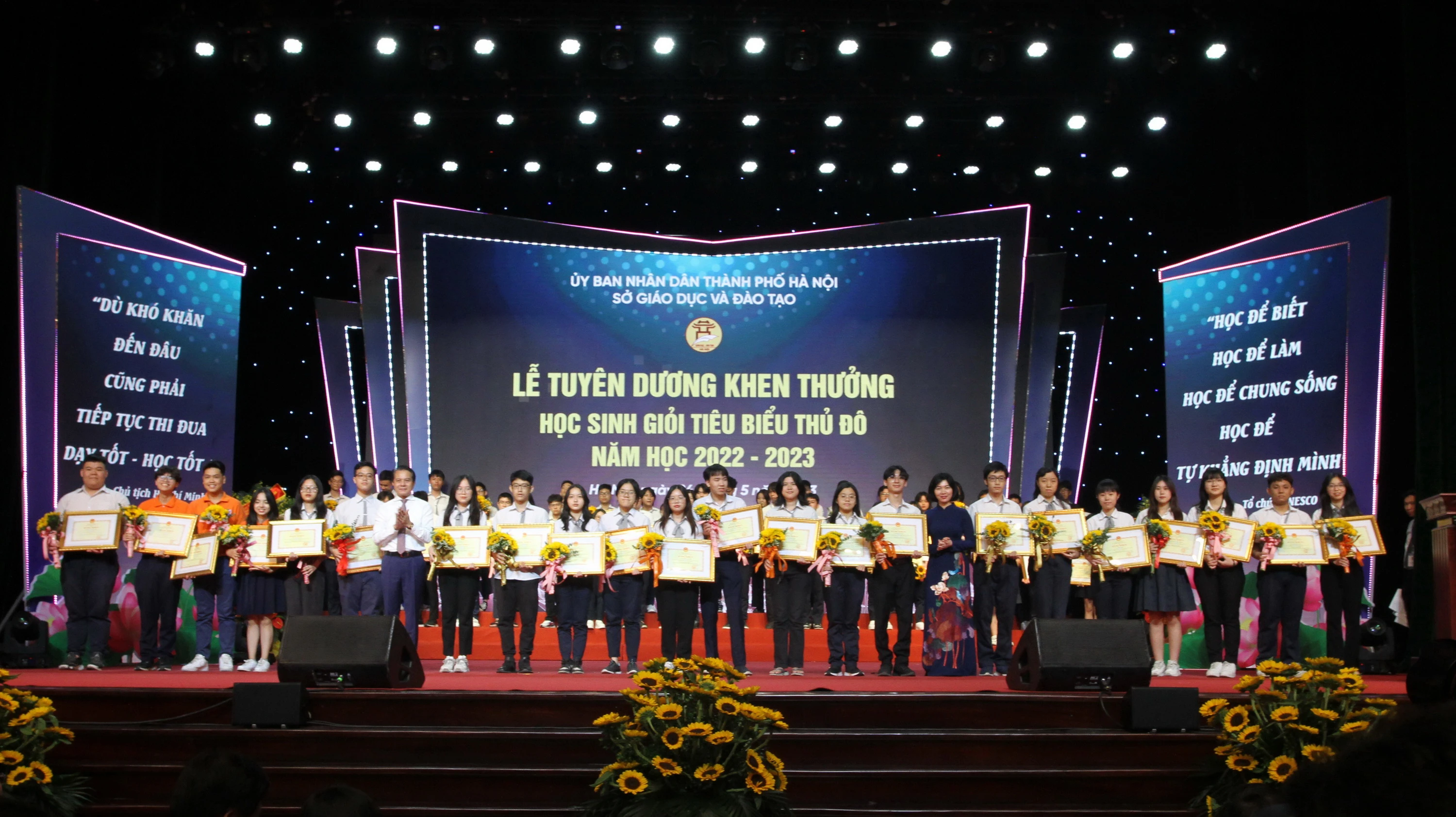 Lãnh đạo TP Hà Nội trao bằng khen cho học sinh đạt giải Nhì học sinh giỏi cấp quốc gia.