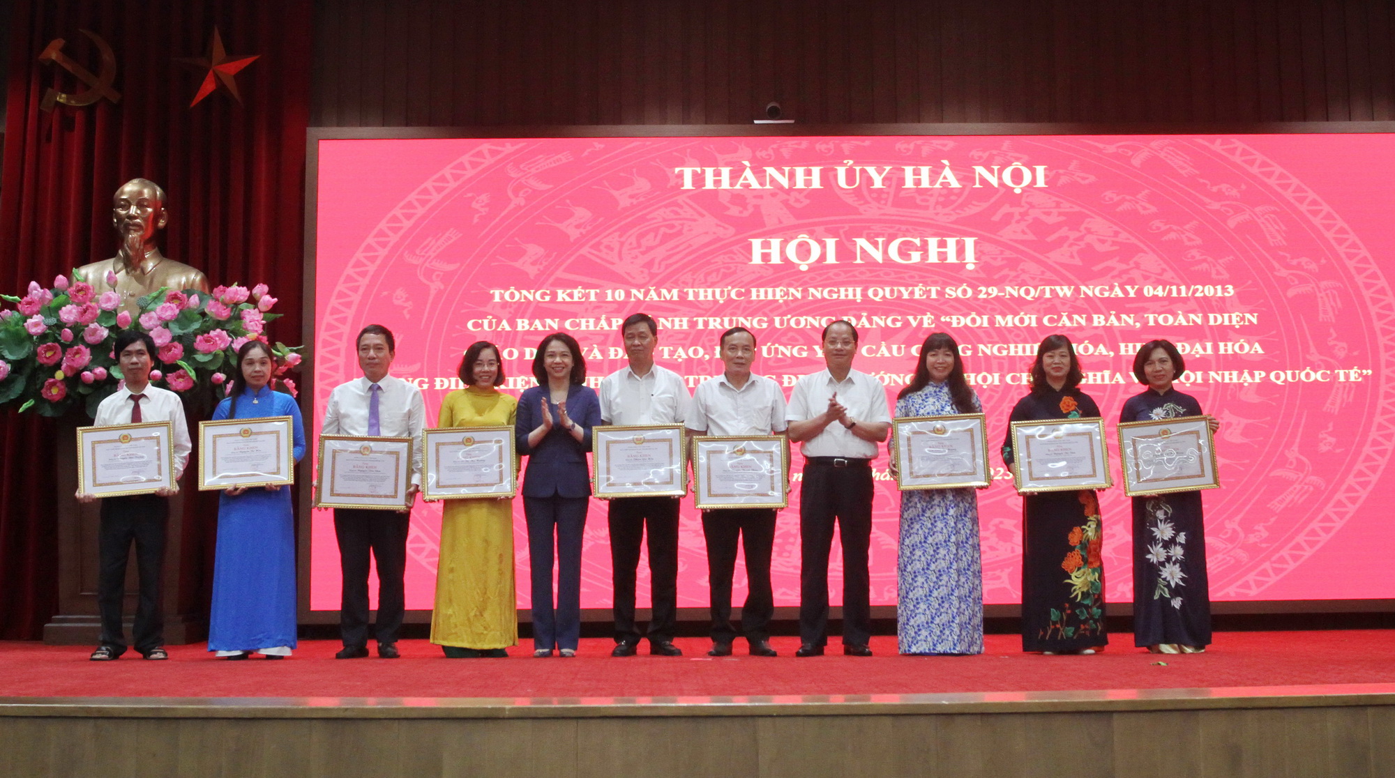 Lãnh đạo thành phố Hà Nội trao bằng khen cho các tập thể và cá nhân đã có thành tích xuất sắc trong 10 năm thực hiện Nghị quyết số 29-NQ/TW. Lãnh đạo thành phố Hà Nội trao bằng khen cho các tập thể và cá nhân đã có thành tích xuất sắc trong 10 năm thực hiện Nghị quyết số 29-NQ/TW.