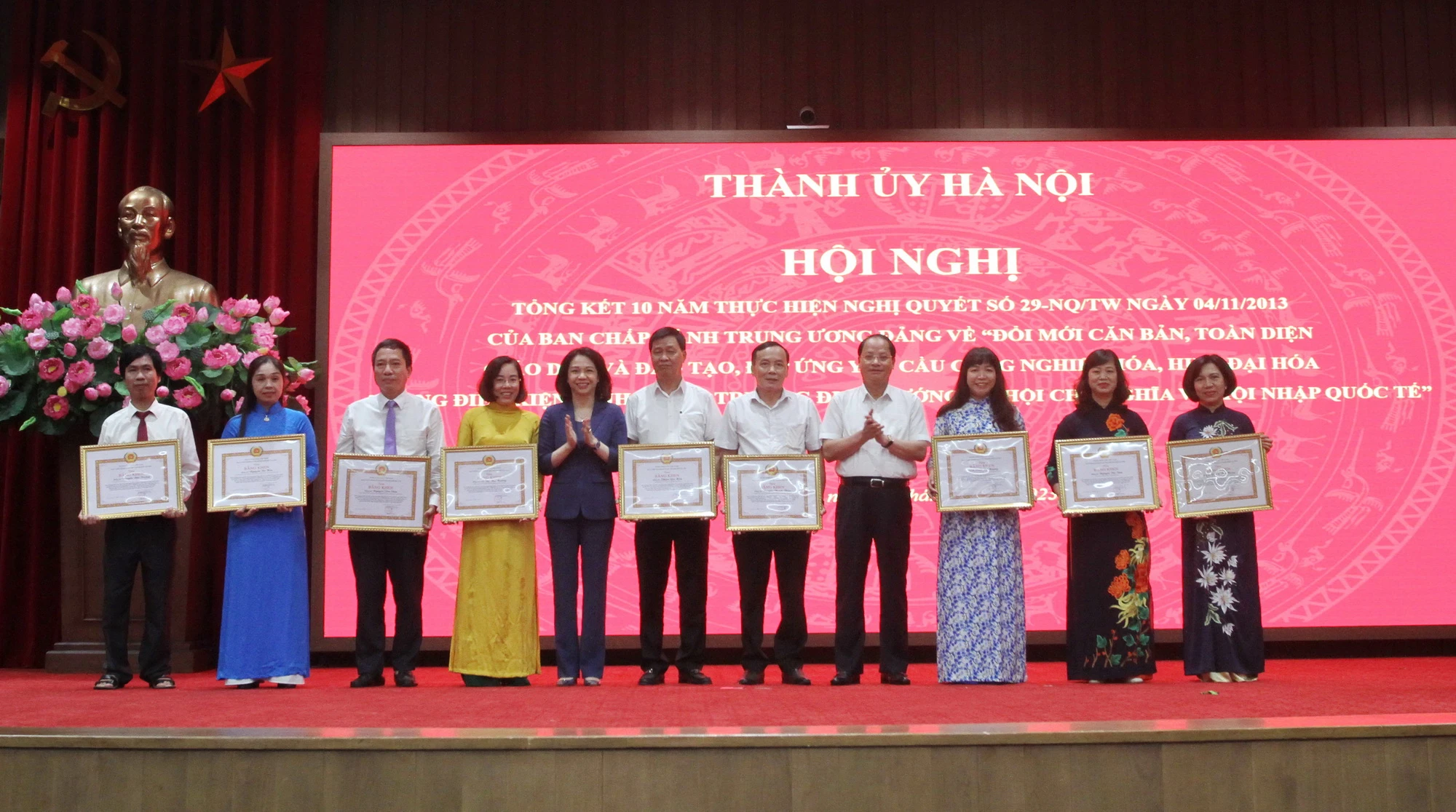 Lãnh đạo thành phố Hà Nội trao bằng khen cho các tập thể và cá nhân đã có thành tích xuất sắc trong 10 năm thực hiện Nghị quyết số 29-NQ/TW.