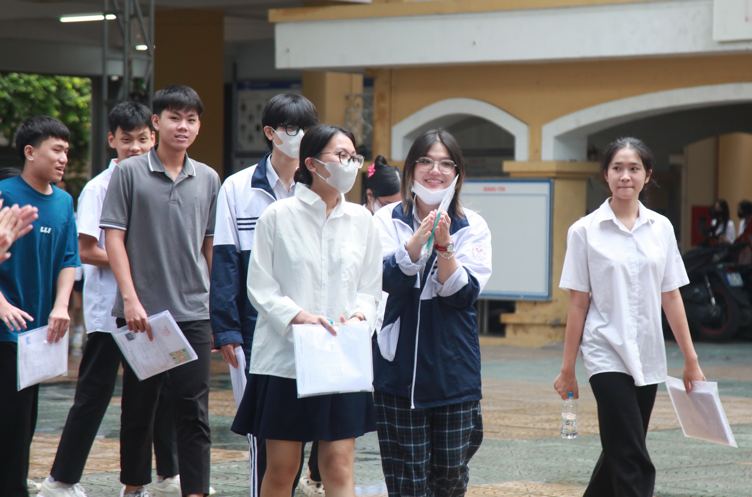 Chia sẻ niềm vui làm bài thi tốt tới bạn cùng trường. Chia sẻ niềm vui làm bài thi tốt tới bạn cùng trường.