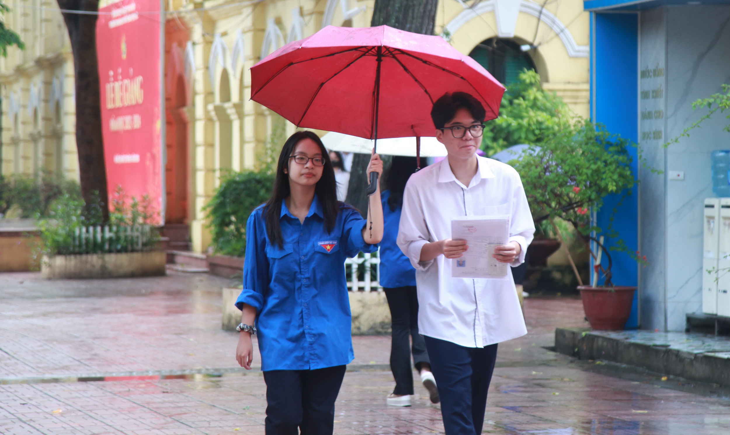 Thời tiết Hà Nội hôm nay khá mát mẻ. Buổi sáng có mưa nhưng đã tạnh lúc 6h, thuận lợi cho thí sinh đến điểm thi. Thời tiết Hà Nội hôm nay khá mát mẻ. Buổi sáng có mưa nhưng đã tạnh lúc 6h, thuận lợi cho thí sinh đến điểm thi.