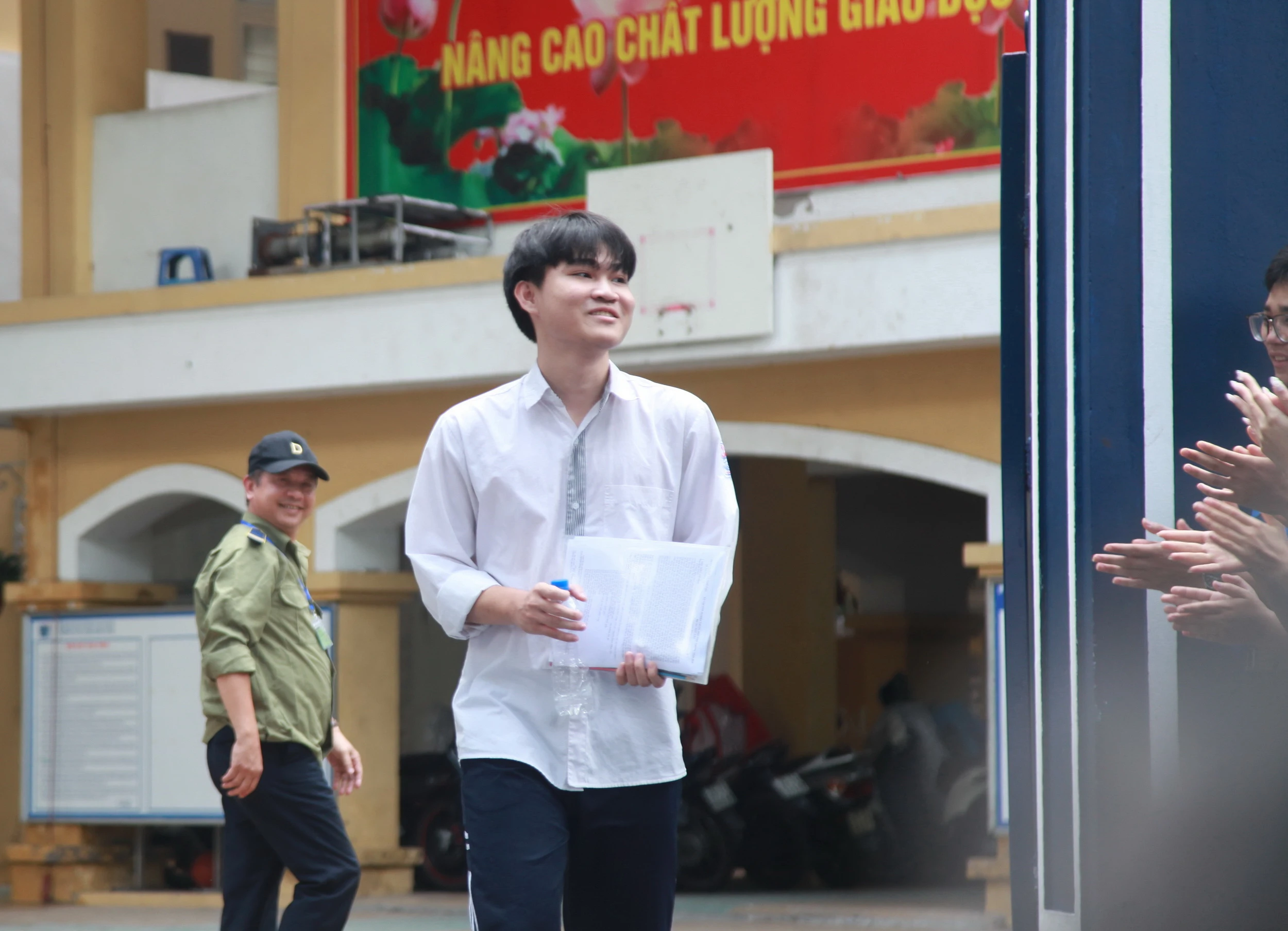 Thí sinh đầu tiên rời khỏi điểm thi Trường THPT Trần Nhân Tông (quận Hai Bà Trưng) sau khi kết thúc bài thi môn Ngữ văn.