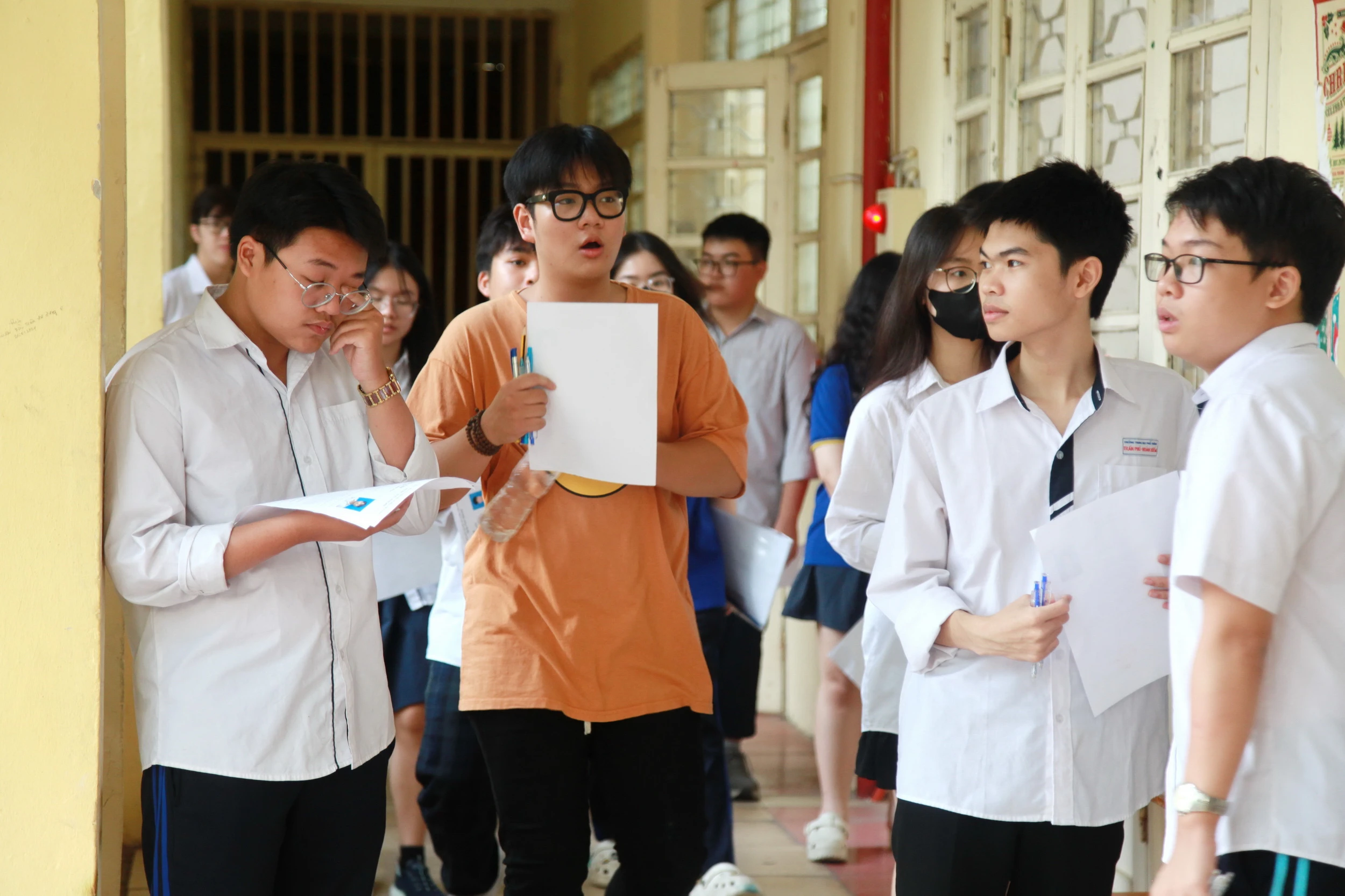 Thí sinh hồi hộp bước vào phòng thi.