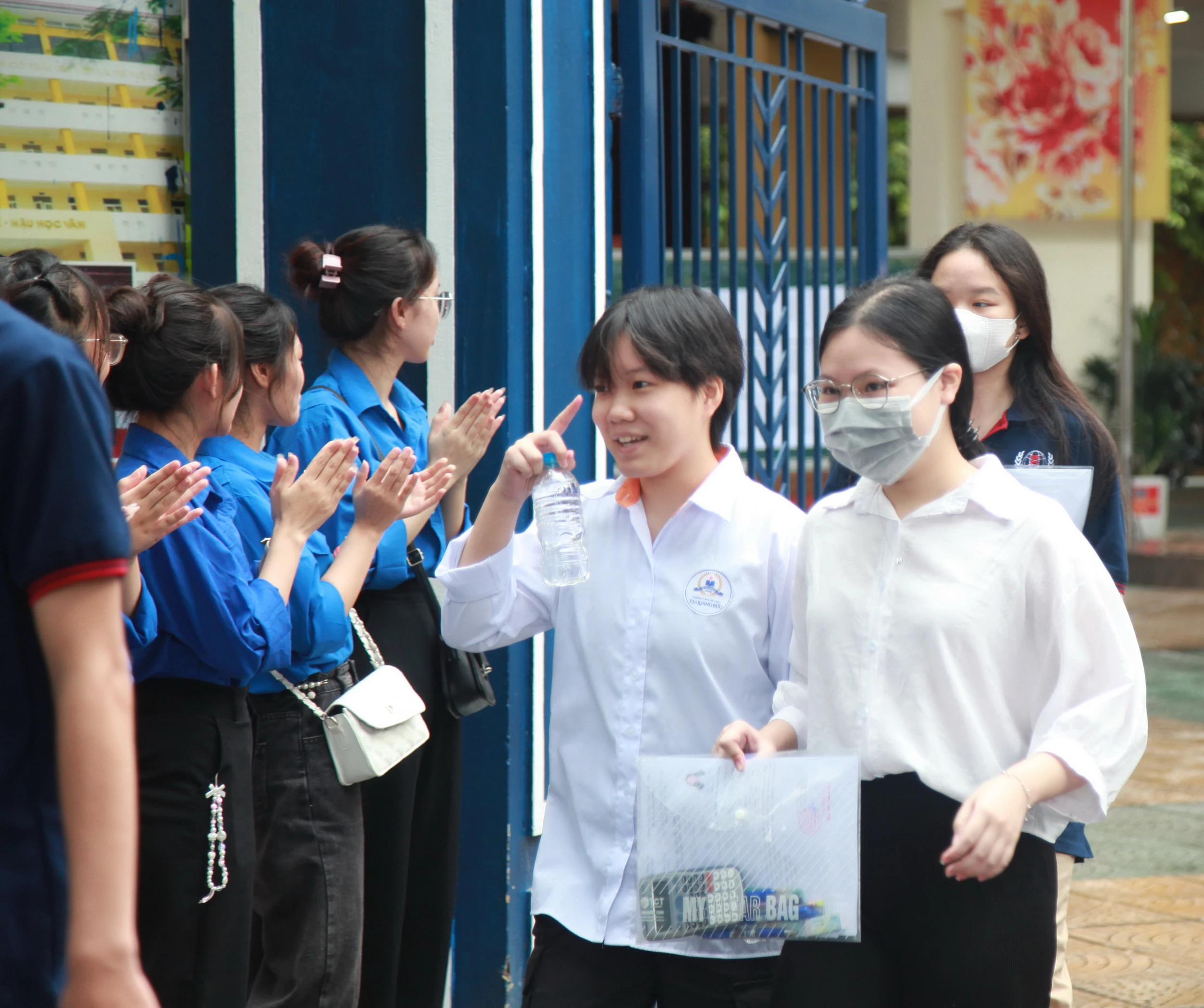 Thí sinh rời phòng thi với sự chào đón nồng nhiệt của lượng lượng tình nguyện tiếp sức mùa thi.