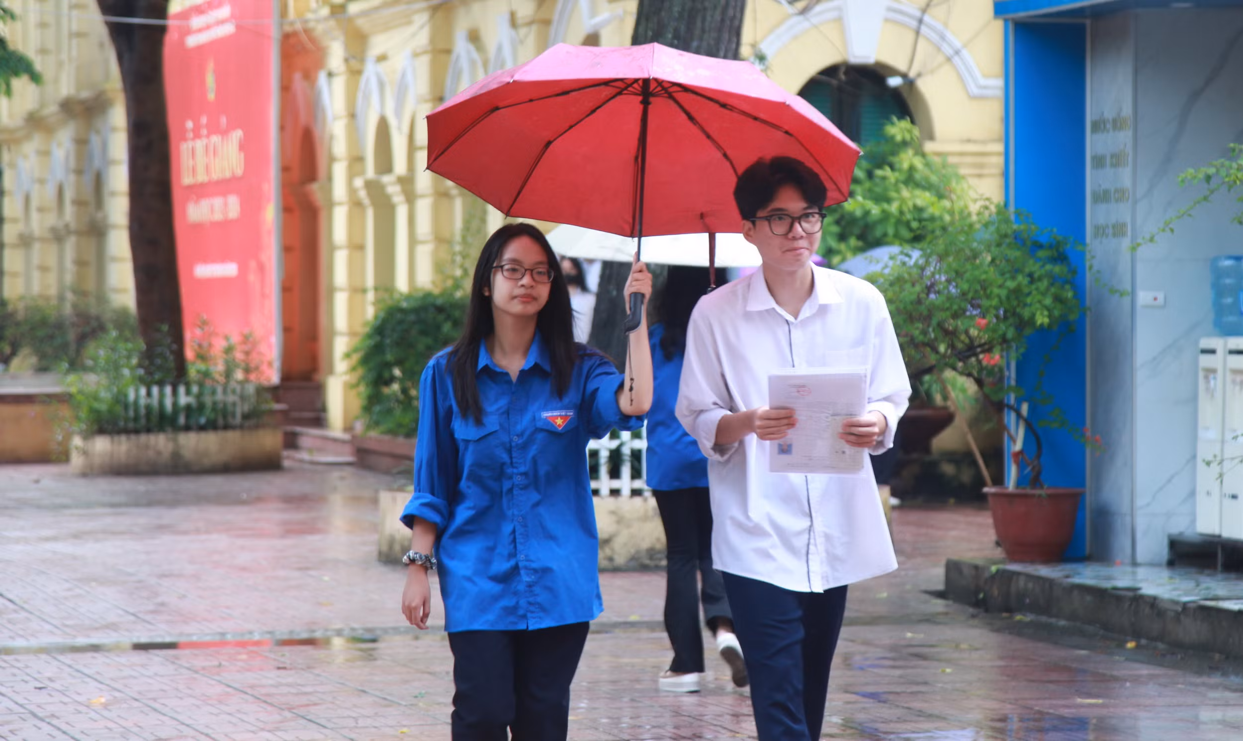 Thời tiết Hà Nội hôm nay khá mát mẻ. Buổi sáng có mưa nhưng đã tạnh lúc 6h, thuận lợi cho thí sinh đến điểm thi.