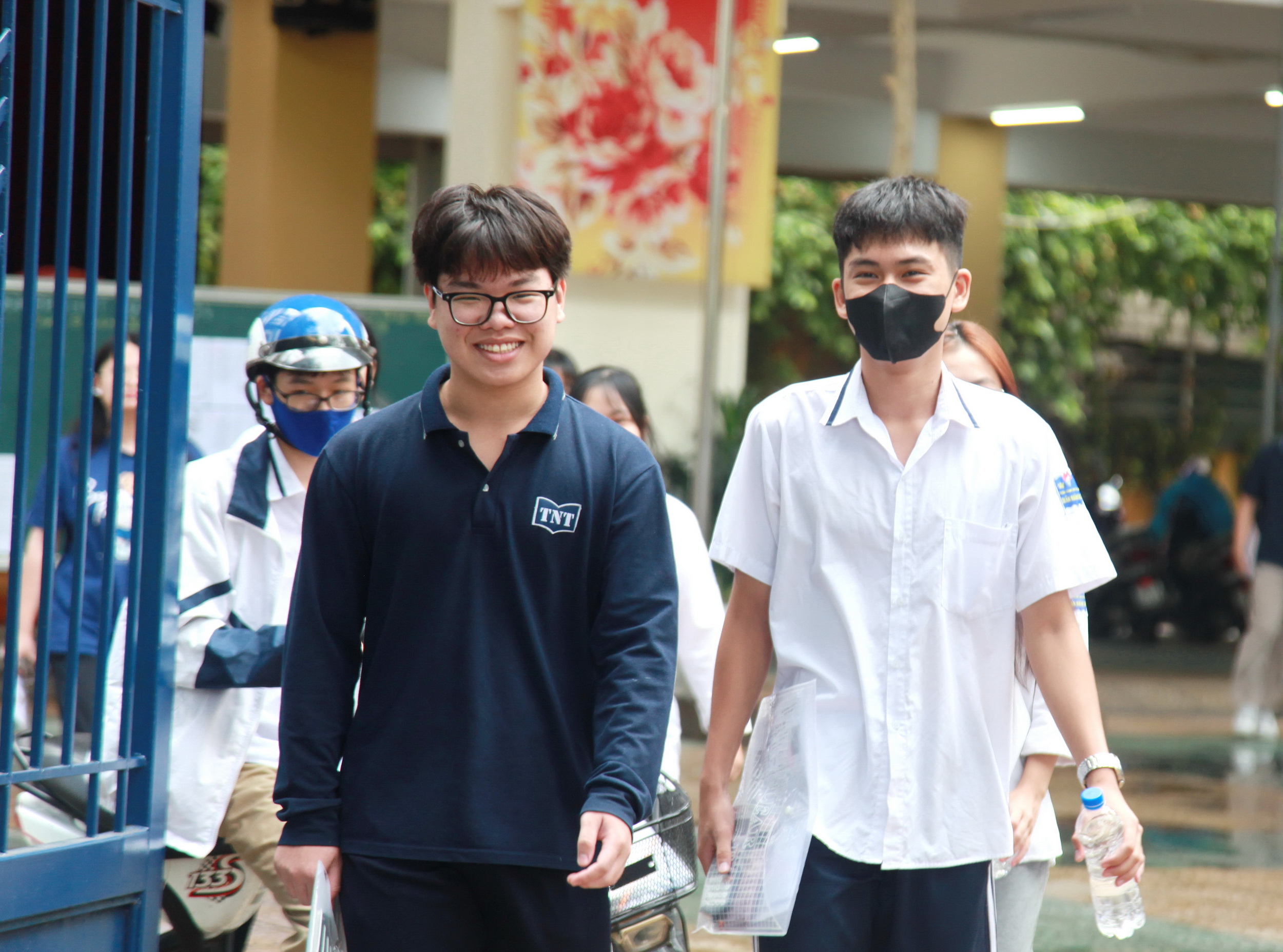 Đề thi vừa sức, nhiều thí sinh rời phòng thi với tâm trạng phấn khởi. Đề thi vừa sức, nhiều thí sinh rời phòng thi với tâm trạng phấn khởi.