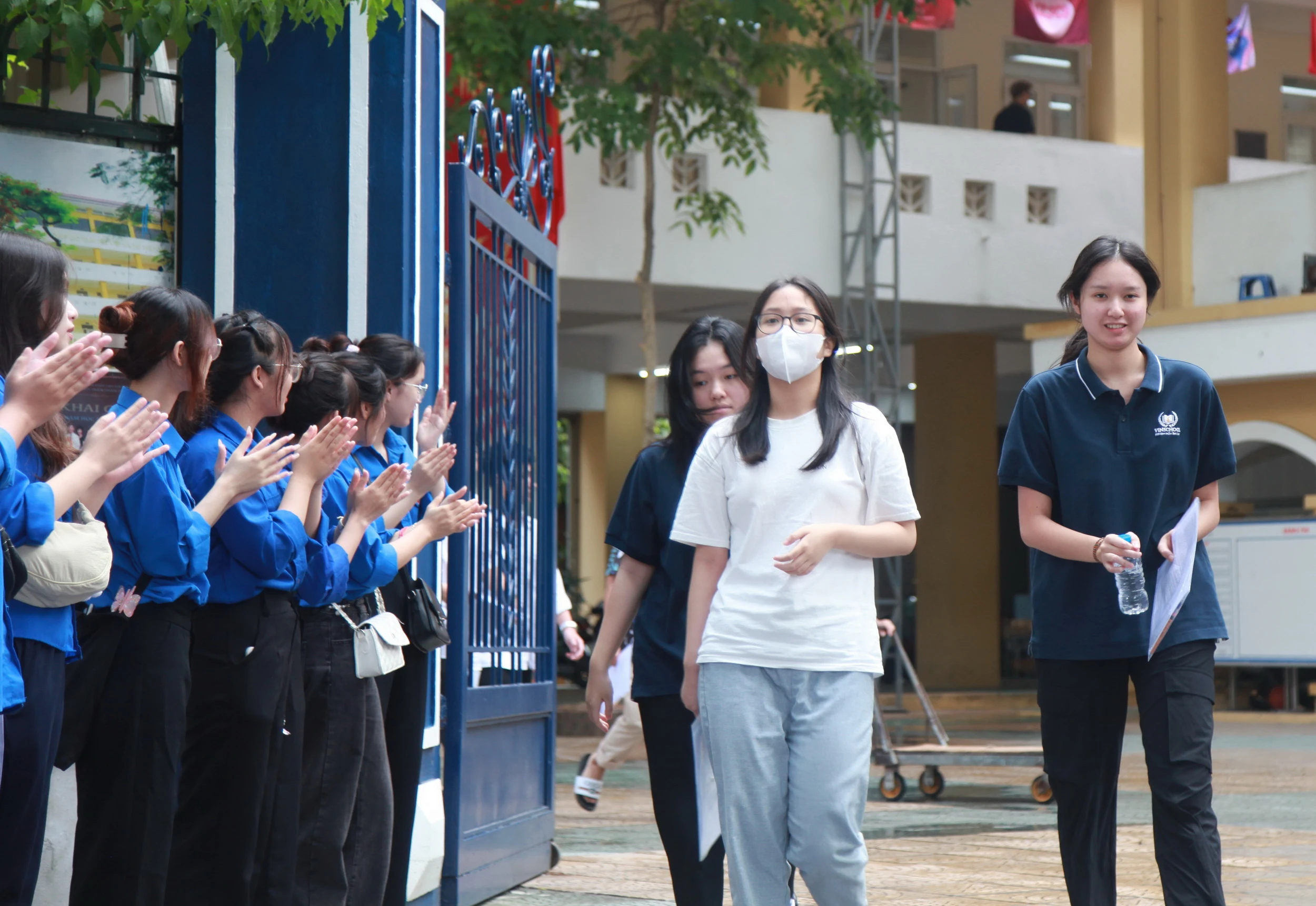 Đa phần thí sinh hoàn thành bài Ngữ văn với tâm trạng thoải mái, vui vẻ và thở phào nhẹ nhõm.