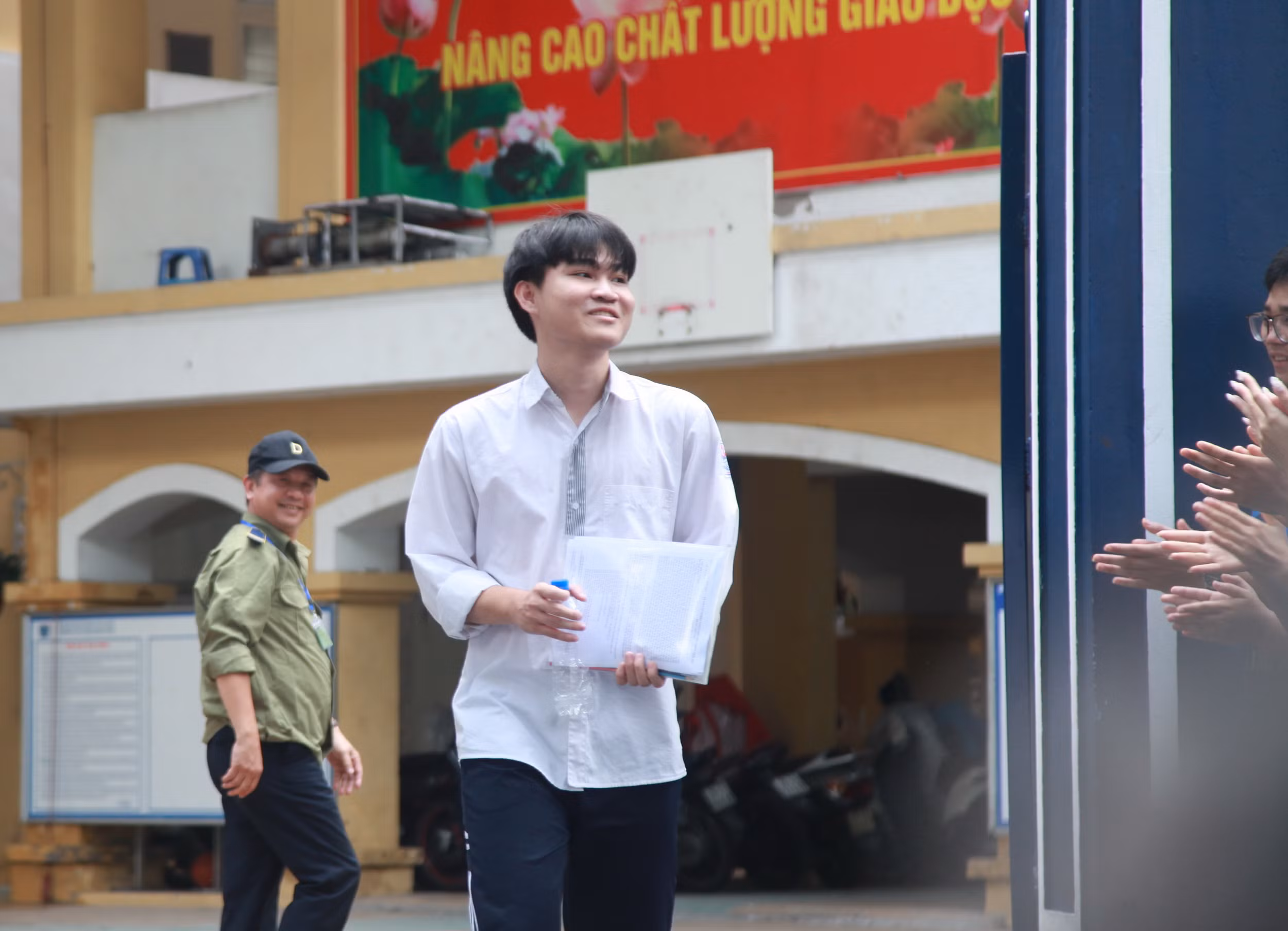 Thí sinh đầu tiên rời khỏi điểm thi Trường THPT Trần Nhân Tông (quận Hai Bà Trưng) sau khi kết thúc bài thi môn Ngữ văn.